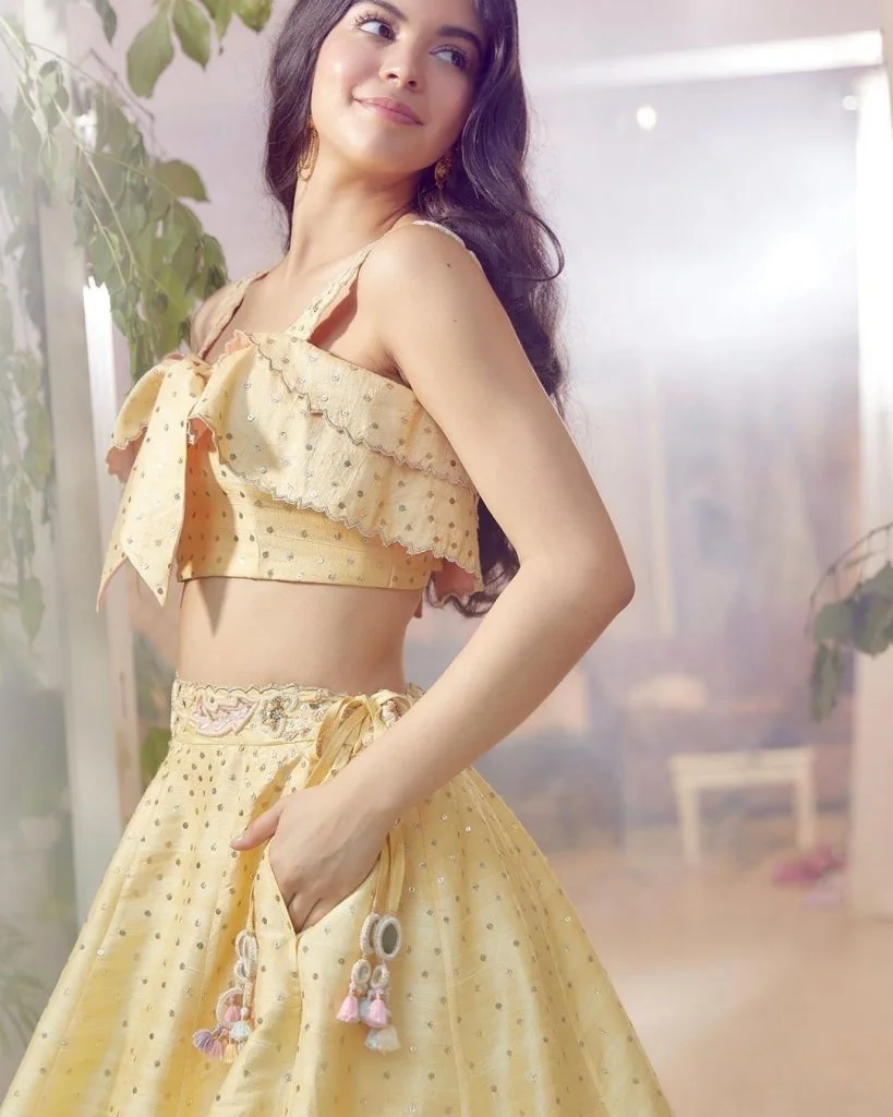 Simple light yellow lehenga design with front knot. 