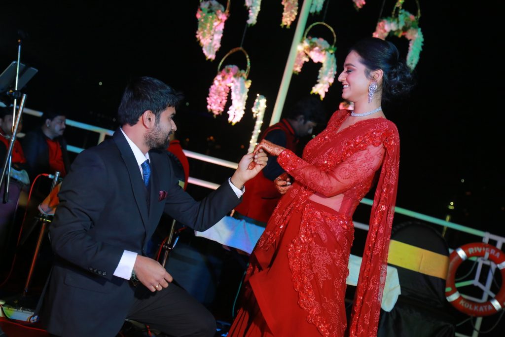 groom proposing bring in red full sleeves lehenga and diamond choker