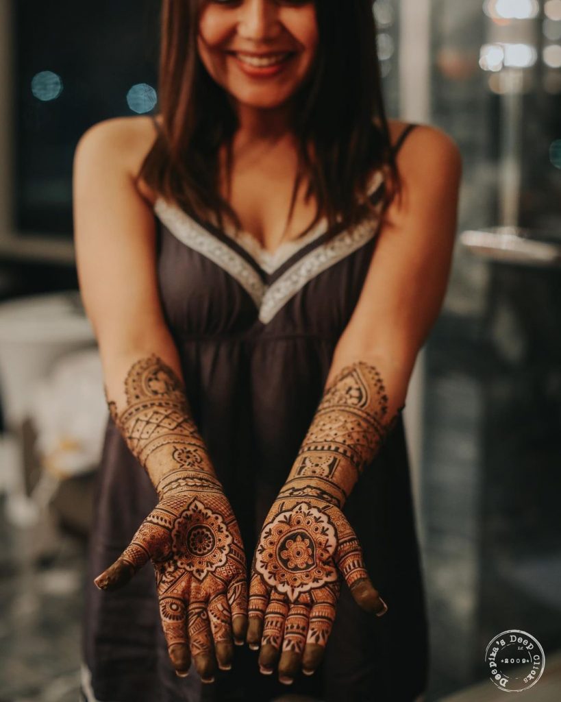neha kakkar bollywood singer hand mehendi 