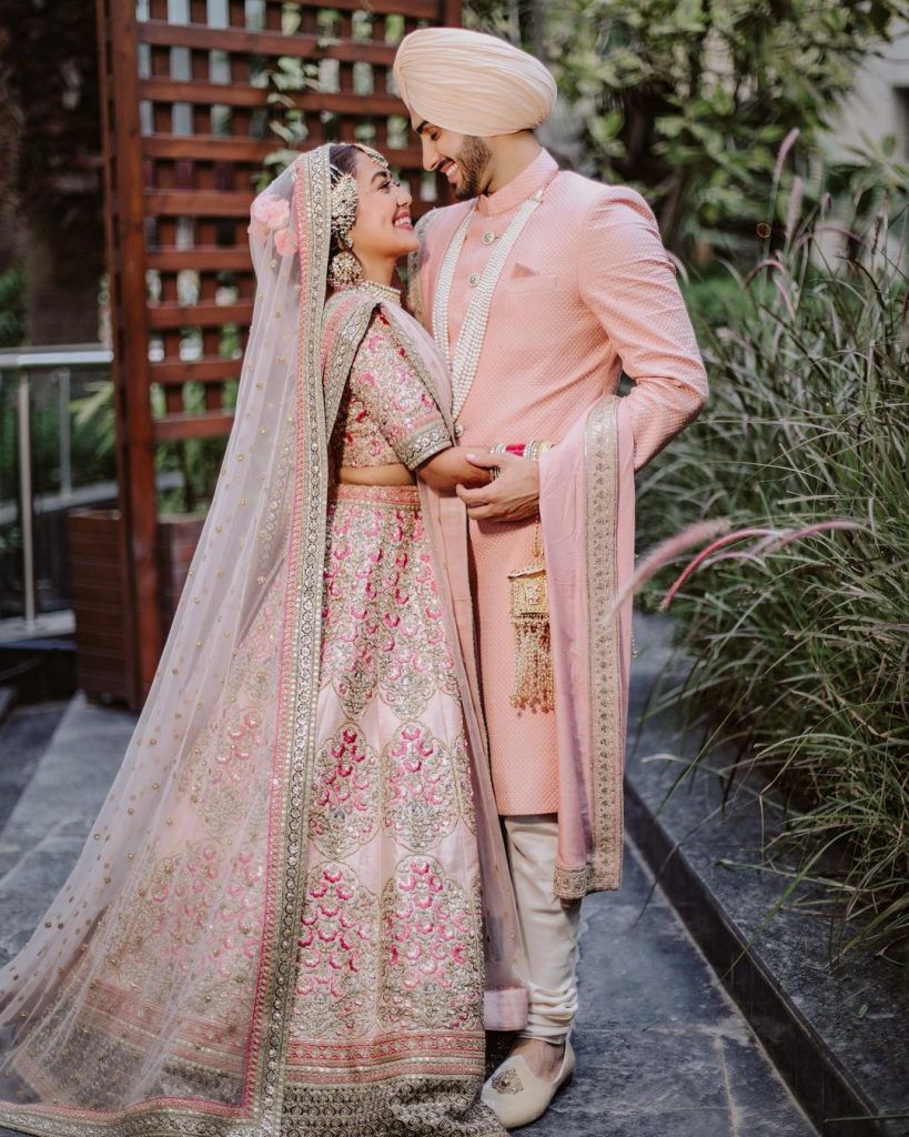 Adorable sabyasachi couple neha hugging rohanpreet singh for anand karaj ceremony photoshoot