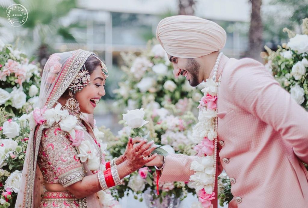 rohanpreet giving white rose to neha during morning jaimala ceremony