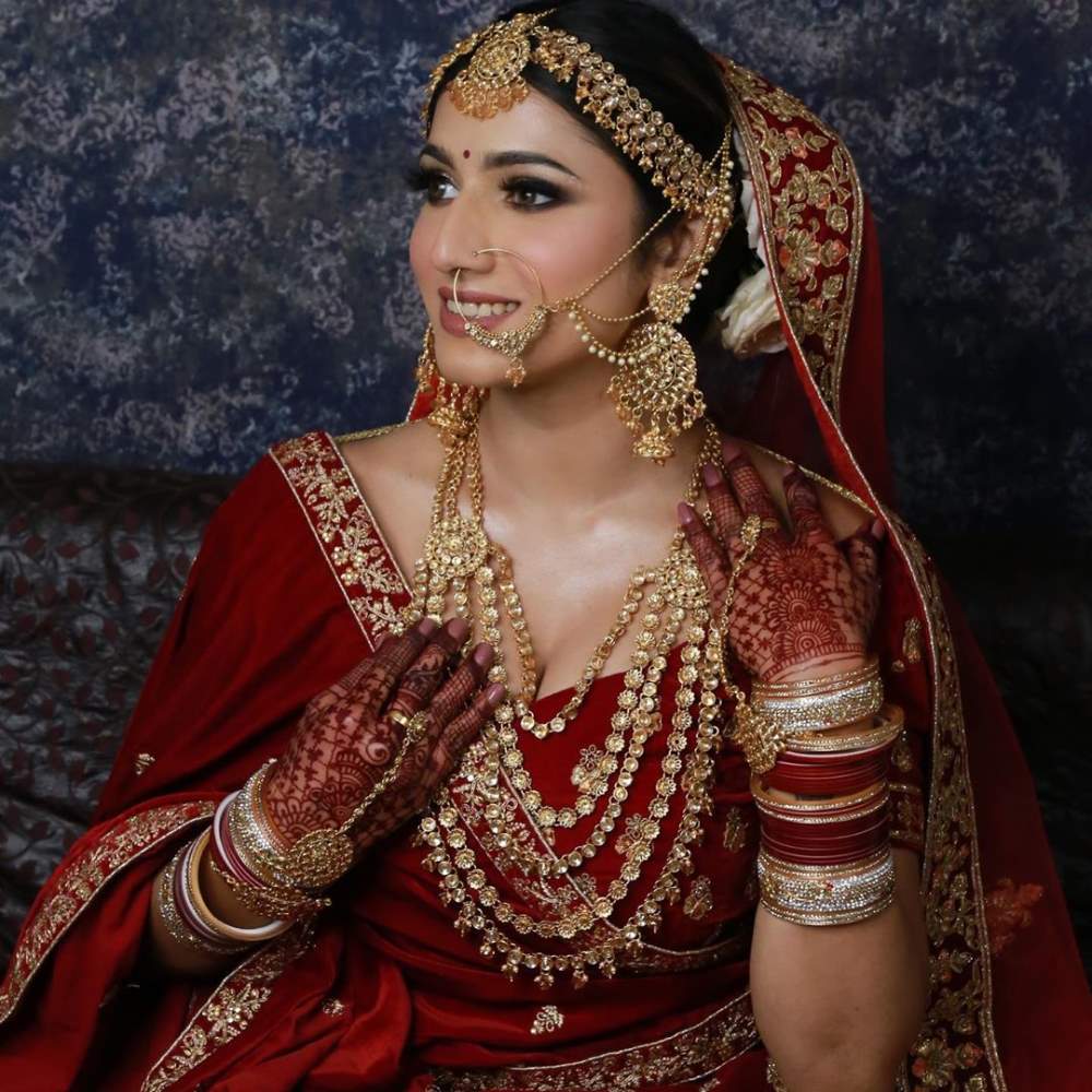 matching gold jewellery for maroon lehenga