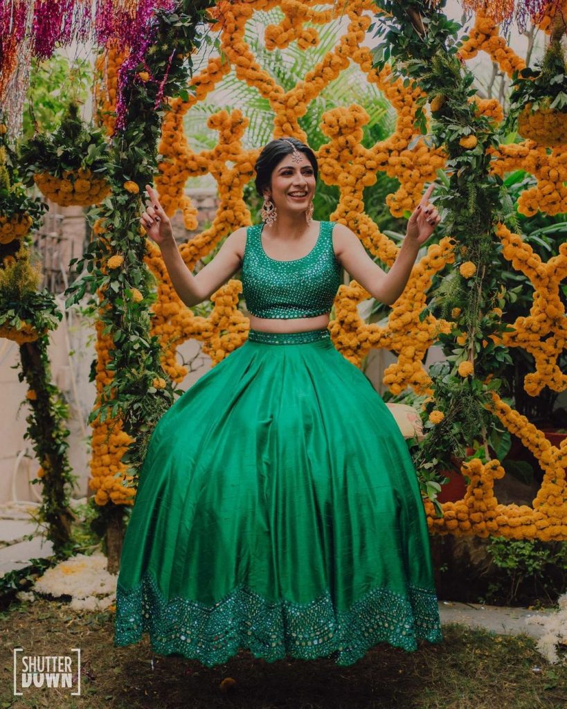 Bride in green and gold outfit for her mehendi✨💗 | Mehndi dress for bride,  Indian bride outfits, Mehendi outfits