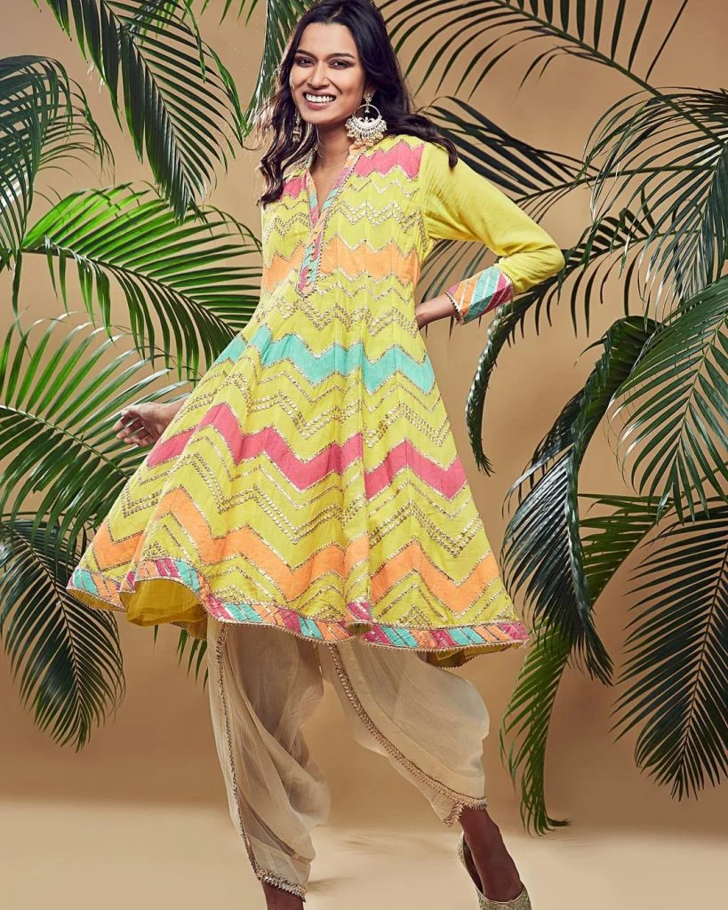 yellow zig zag print kurta with white dhoti offbeat modern mehendi outfits