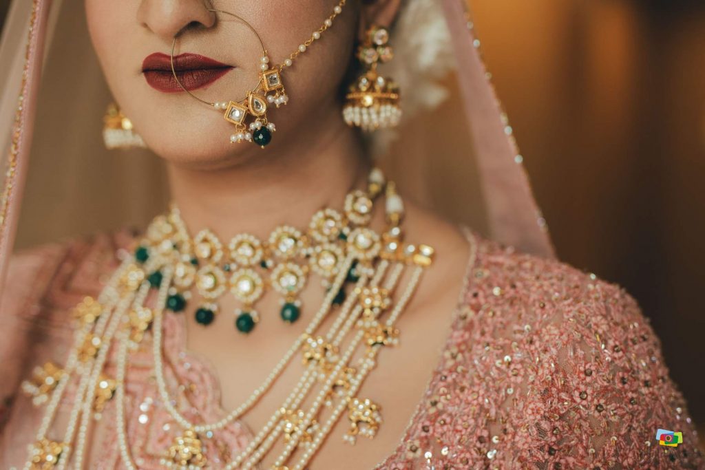 contrast cream color jewellery with peach lehenga