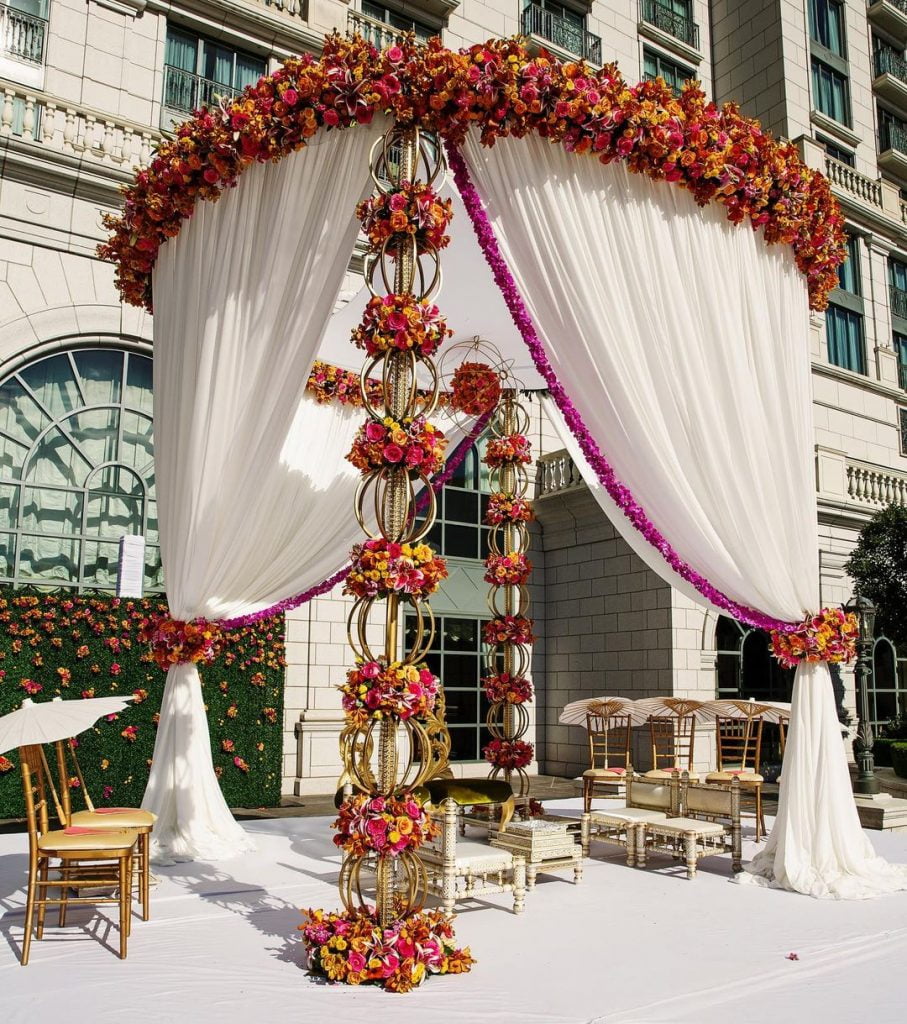 simple outdoor open ceiling mandap decoration idea