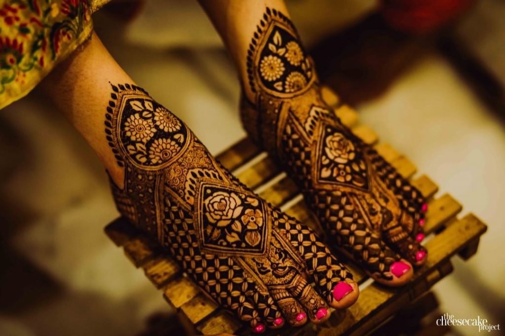 Net Mehndi Design For Feet With Diamond and Rose Motifs