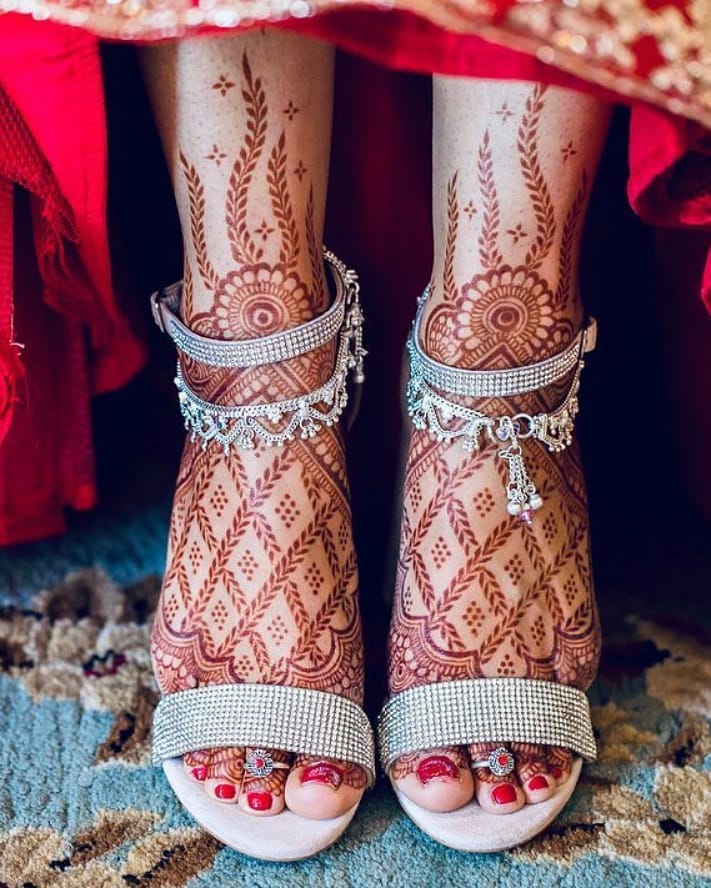 Leafed meshwork henna design for the brides of 2020