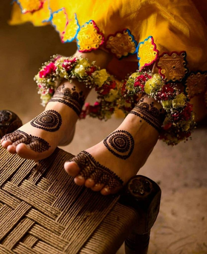 minimalistic bridal mehndi design 2020 with chakra