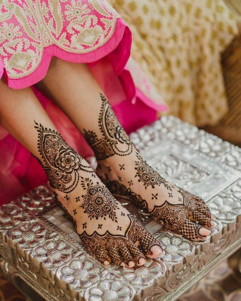 latest mehandi designs for bridal feet