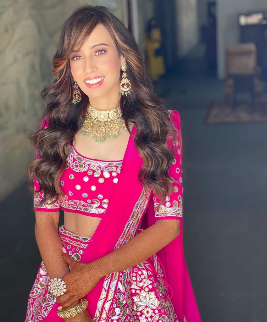 Side parted hair with waves as bridal hairstyle for broad forehead