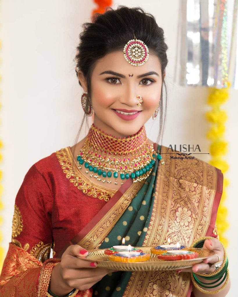 Hair style Goals 💃🏻👰💕 Engagement look | Saree hairstyles, Hair style on  saree, Traditional hairstyle