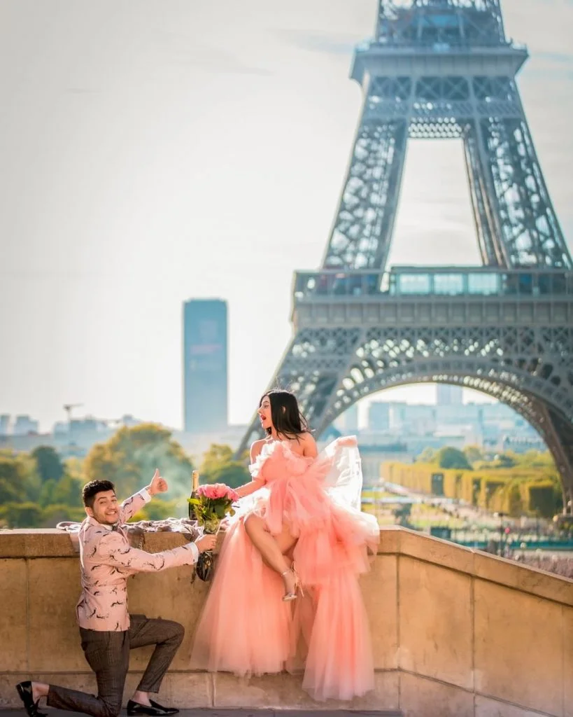 Eiffel tower romantic photoshoot