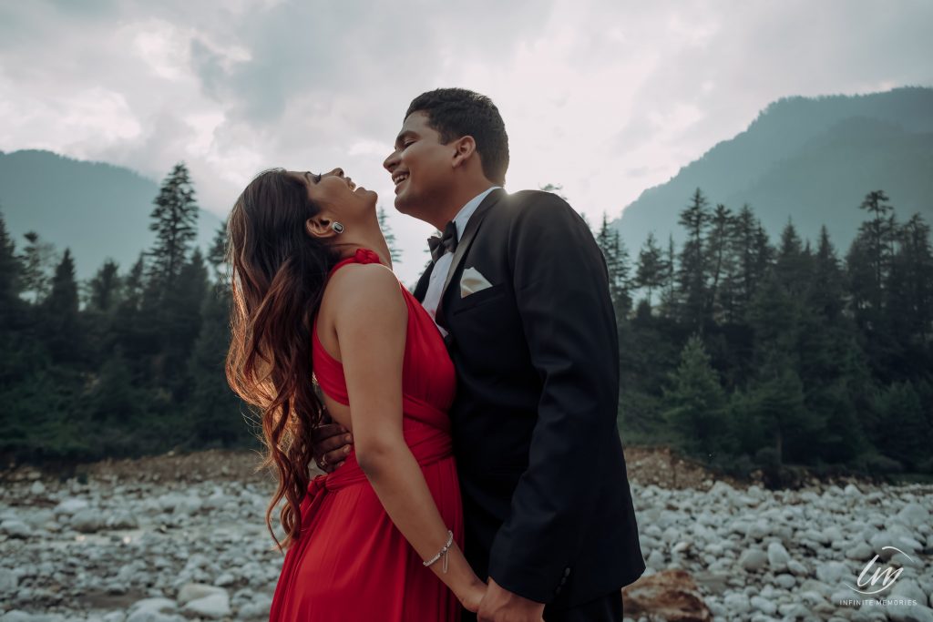 candid pre wedding shoot pose ideas