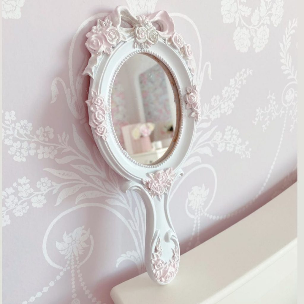 hand mirror to be included in bridal makeup kit items list