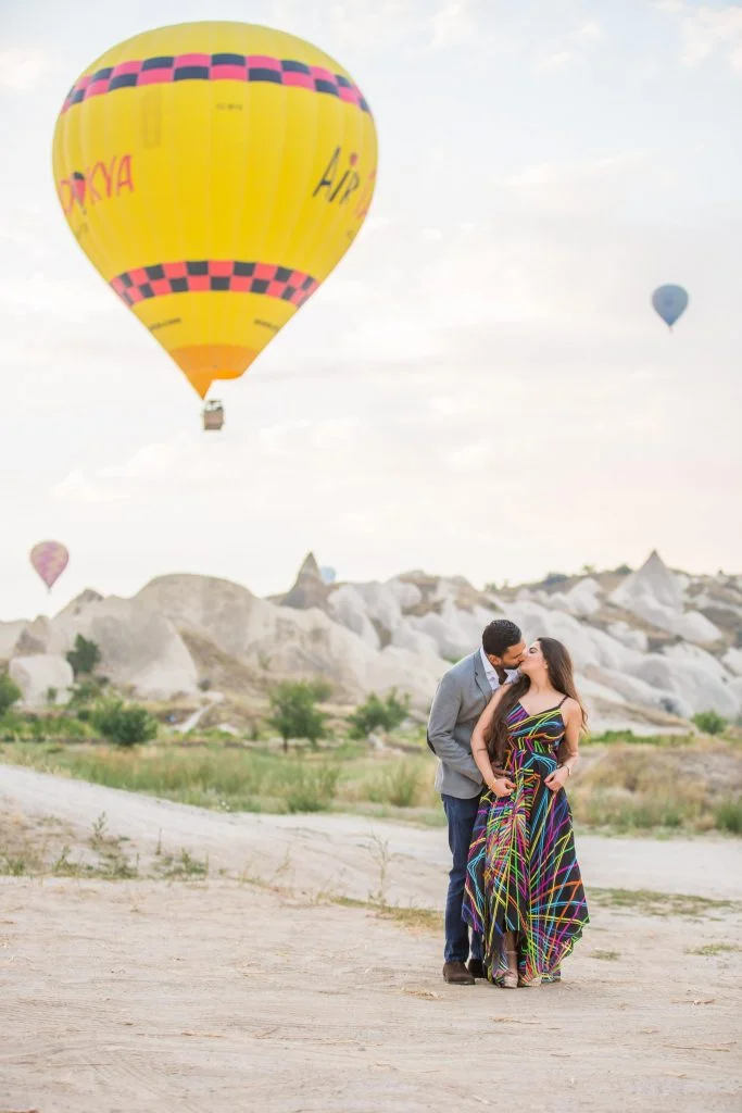 hot air balloon prop for pre wedding shoot