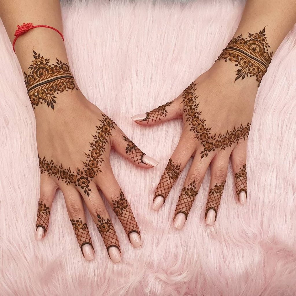 minimalistic bracelet style backhand mehendi design for brides of 2020