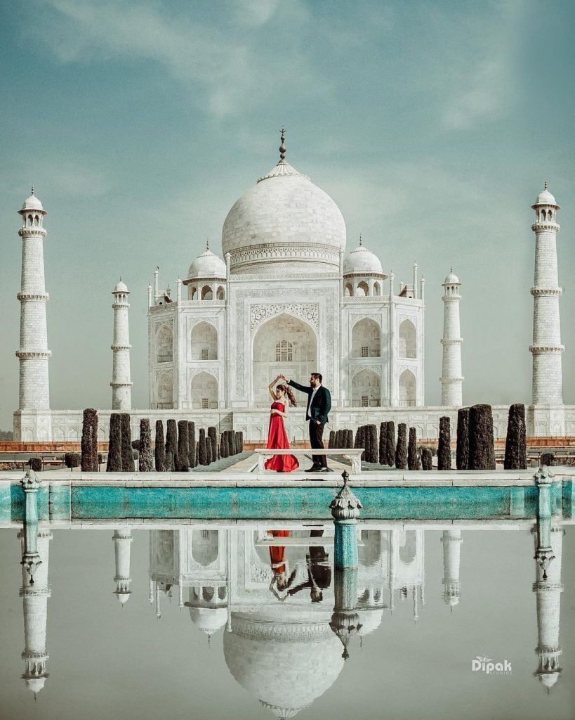 monument background pre wedding shoot ideas