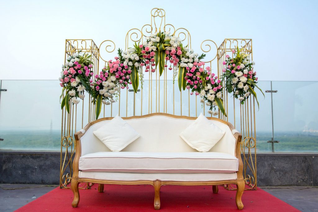 Rose flowers decoration with gold accents and white seating