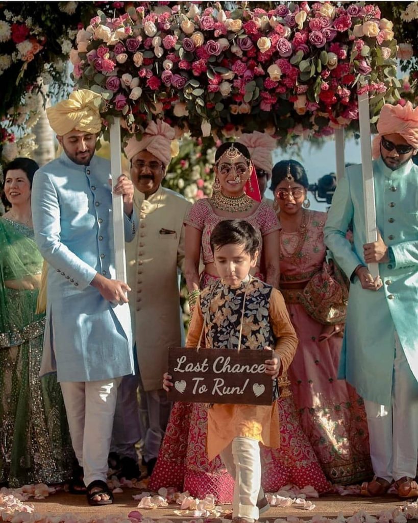 dulhan entry pic with kid holding placard