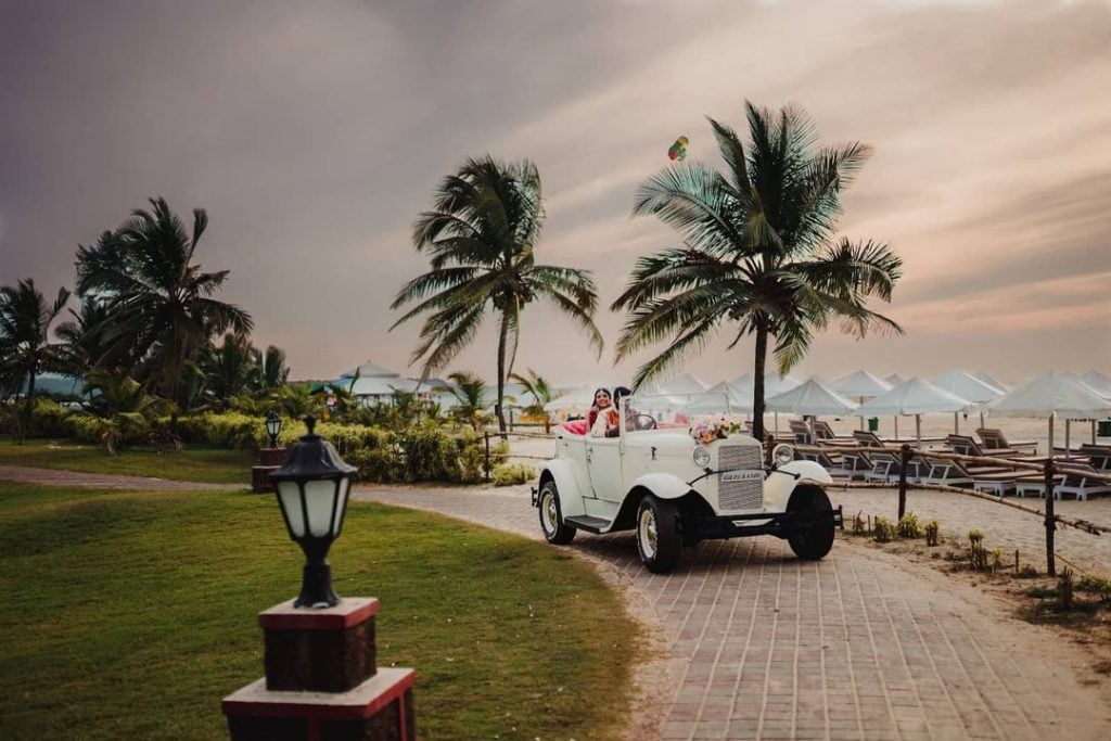 offbeat wedding vintage car bride and groom entry ideas