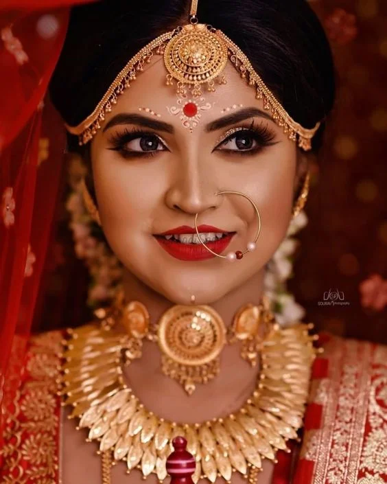 Modern gold indian bridal jewelry for Bengali brides