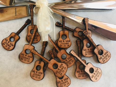 personalized guitar wooden confetti wedding favor ideas
