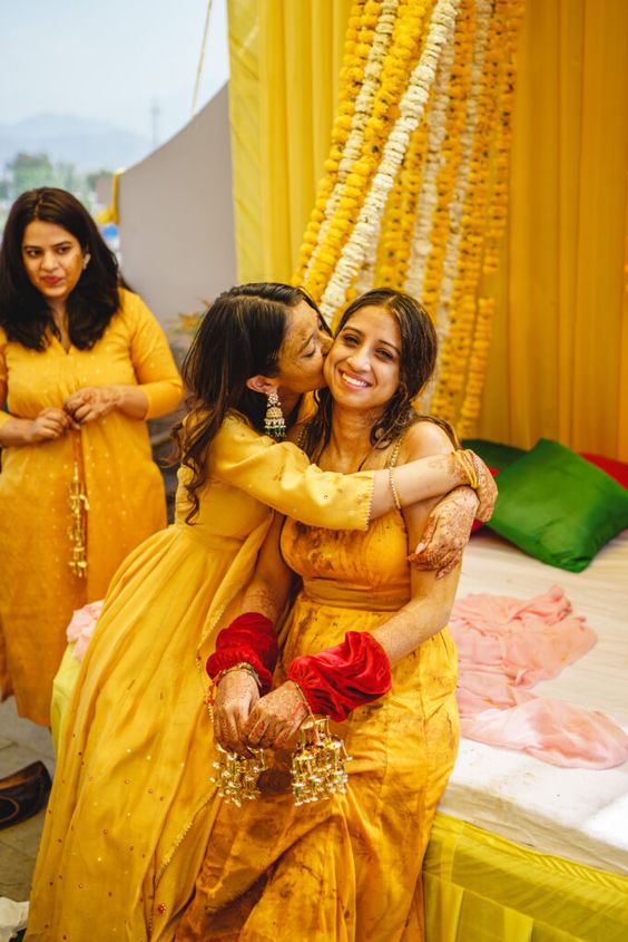 Photo By Aditis Mehendi Art - Mehendi Artist | Haldi ceremony outfit, Haldi  poses for bride, Indian bride photography poses