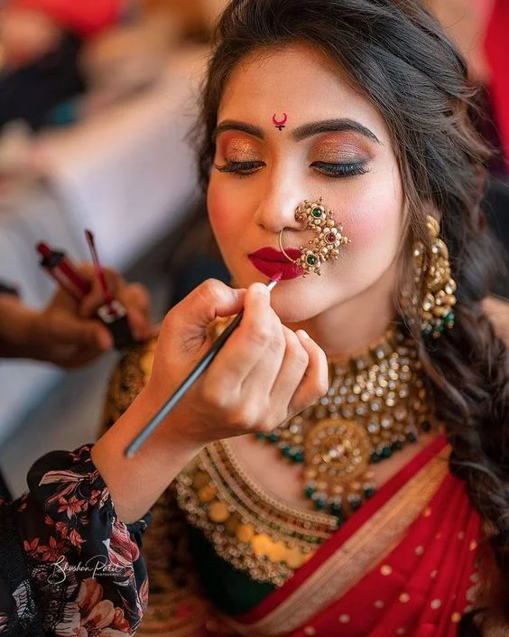 getting ready Marathi bridal photoshoot poses