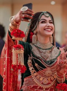 20 Bridal Lehenga Poses Ideas You Must Try  New Ghagra Poses For Girls   Bewakoof Blog