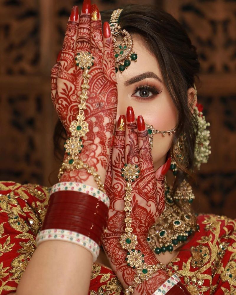 7 Different Poses You Can Ace By Yourself For Your Bridal Close-Up Shots