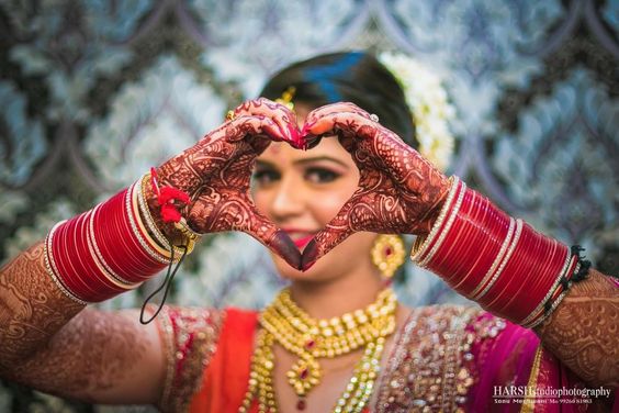 Rita Gada Makeup Artist - From the swag-walli dulhan pose to one with  adayein, we are in love with this bridal look! 😍 Tag a bride whose wedding  album would definitely have