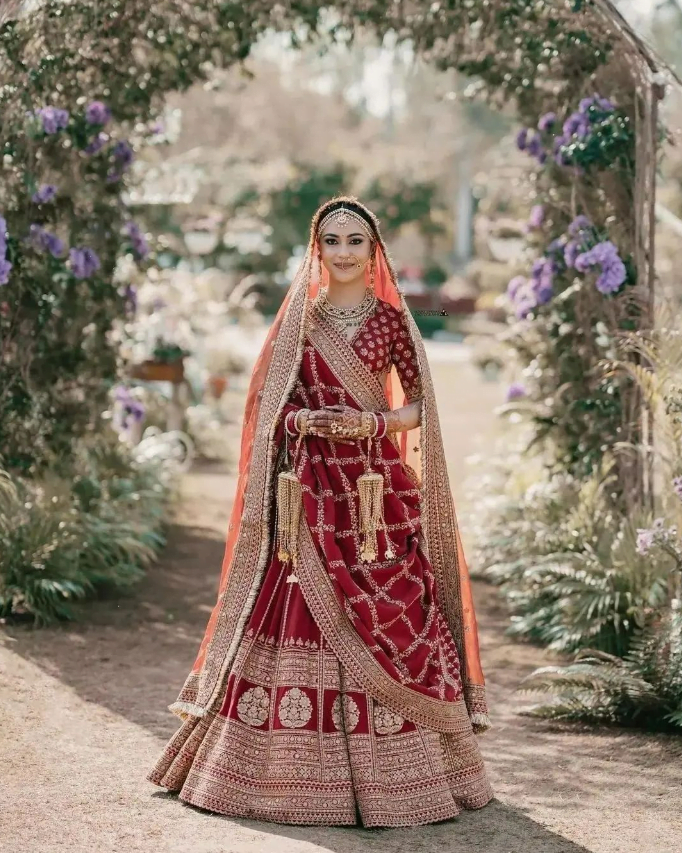 Oversized Jewellery Pieces that Gave us Legit Maharani Bride Feels. Indian  wedding graphy poses, Indian wedding graphy, Bridal looks HD phone  wallpaper | Pxfuel