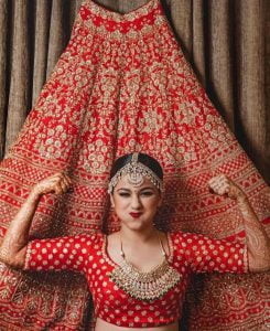 Funny Couple Poses For A Memorable Wedding in 2020