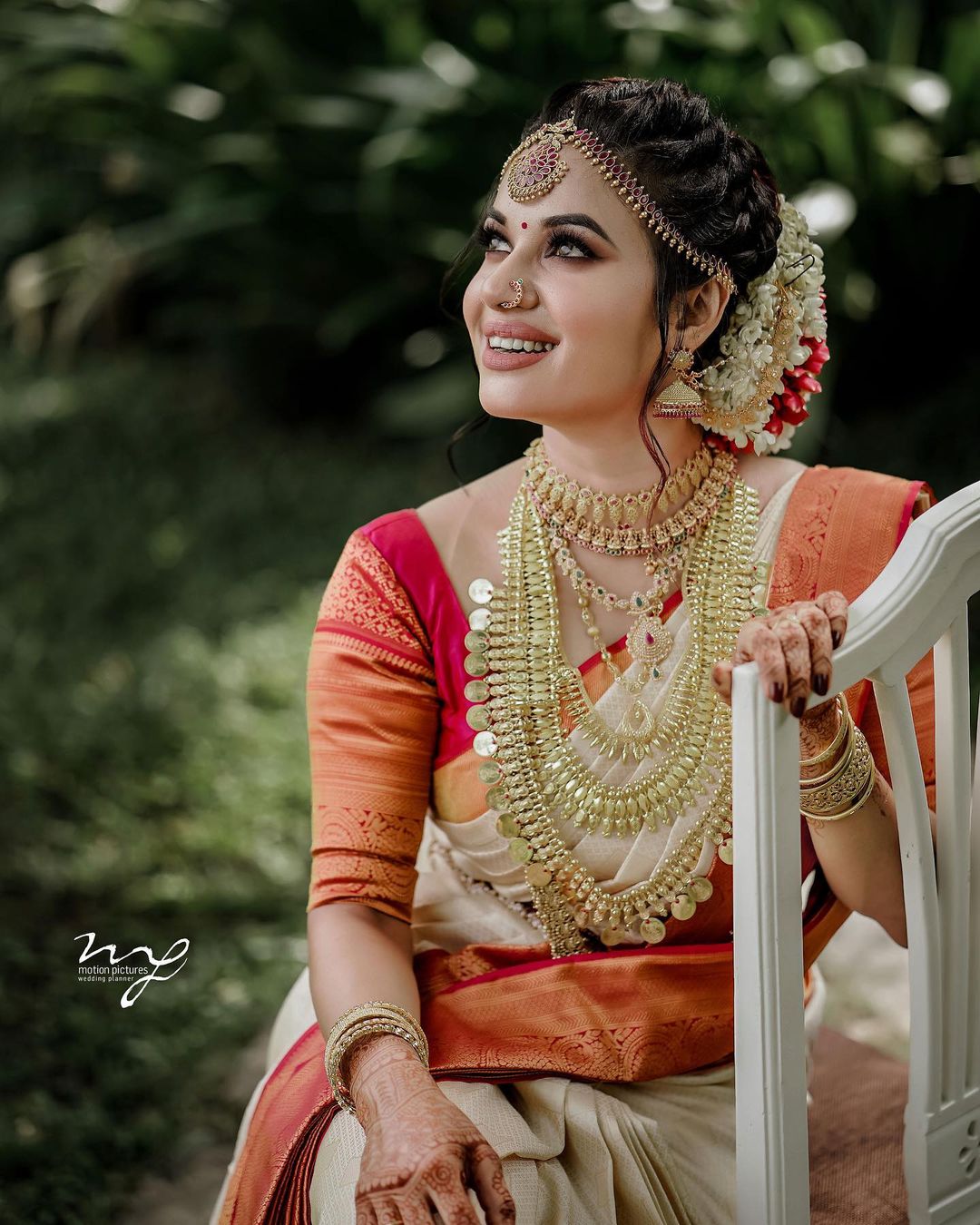 Indian bride's reception hairstyle by Vejetha for Swank Studio. PHOTO  CREDIT: Manish Ananda. Bridal hair. … | Hair styles, Beautiful hair, Unique wedding  hairstyles