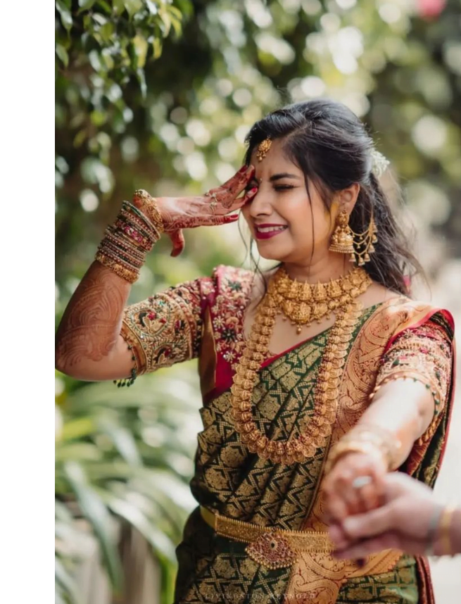 South-Indian-bridal-look-in-red-saree-and-contrast-blouse | WedAbout South-Indian-bridal-look-in-red-saree-and-contrast-blouse | WedAbout