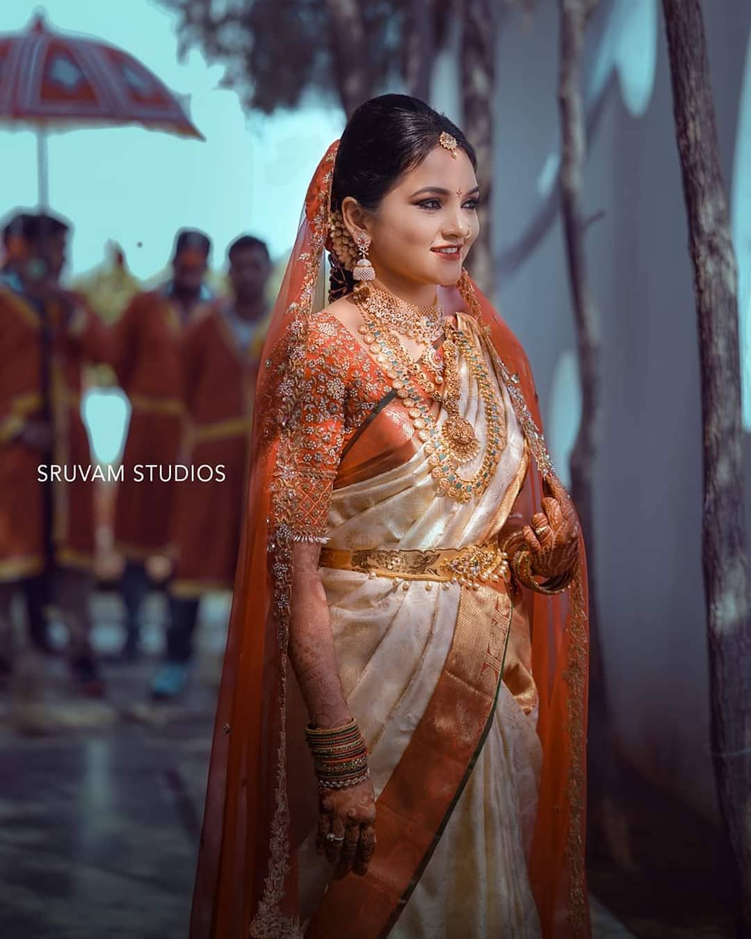 south indian bride look in white pelli kuthuru saree with dupatta