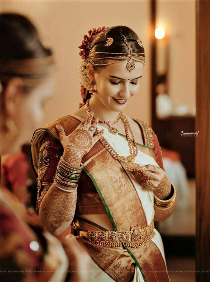 Hairstyles-with-fresh-flowers - Witty Vows