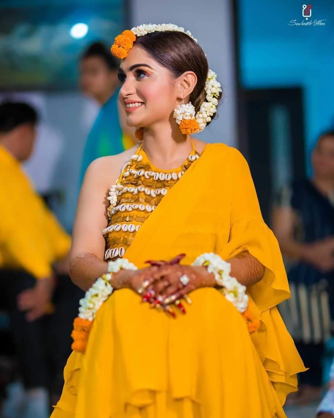 haldi bride in simple yellow saree and shell blouse