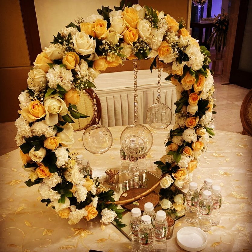 beautiful yellow and white floral table decor