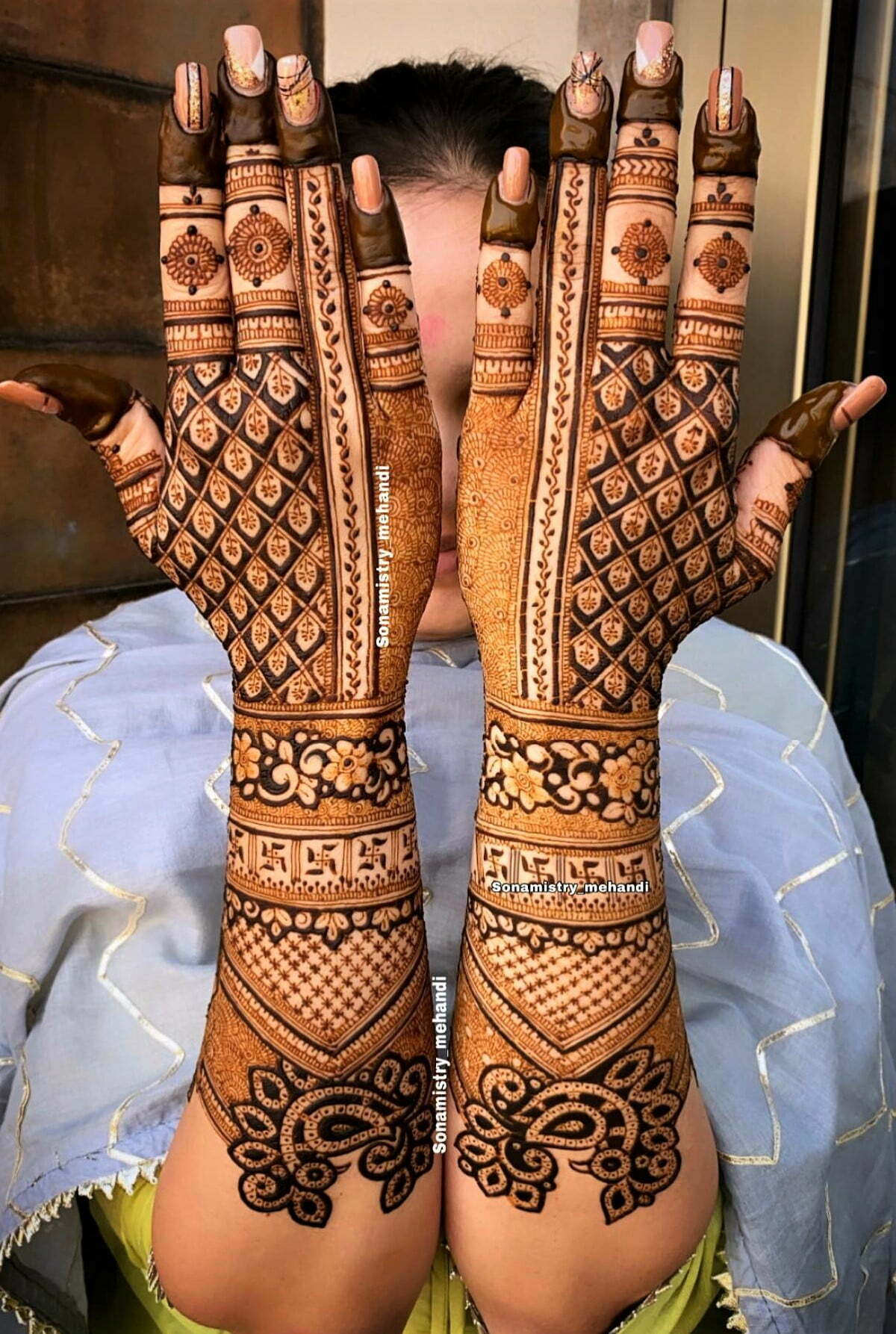 beautiful and modern back full hand mehndi design for brides 