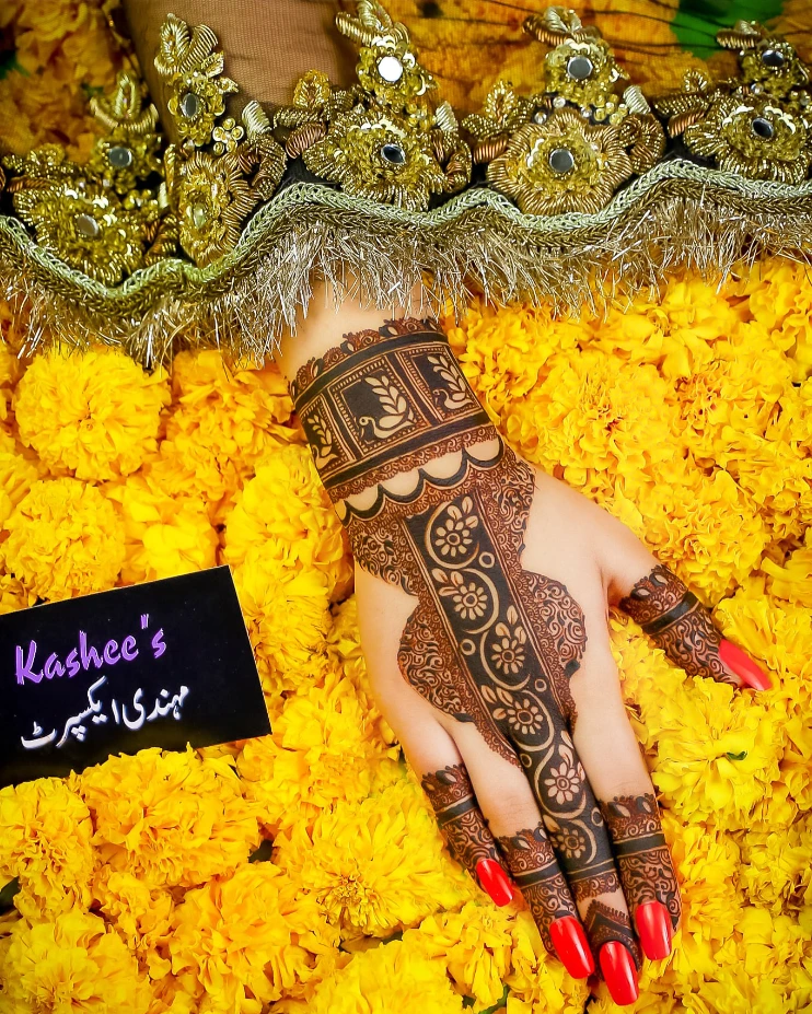 easy and beautiful arabic back hand mehndi design for bride