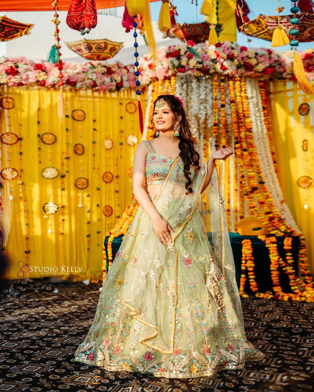 simple bridal mehndi pose with backdrop
