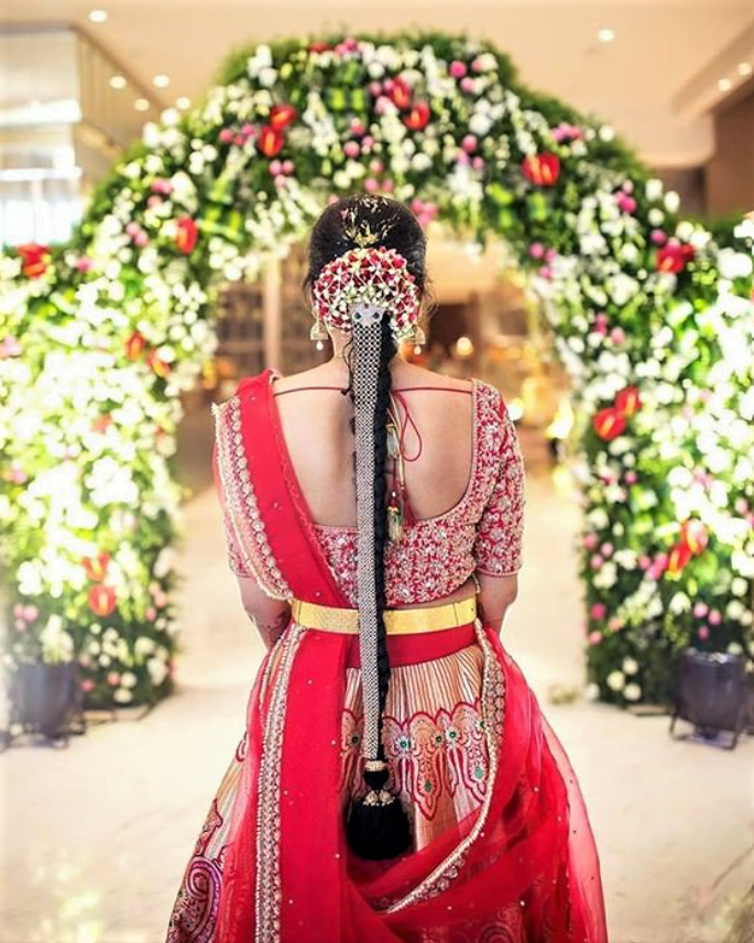 traditional south indian hairstyle for bride on saree 