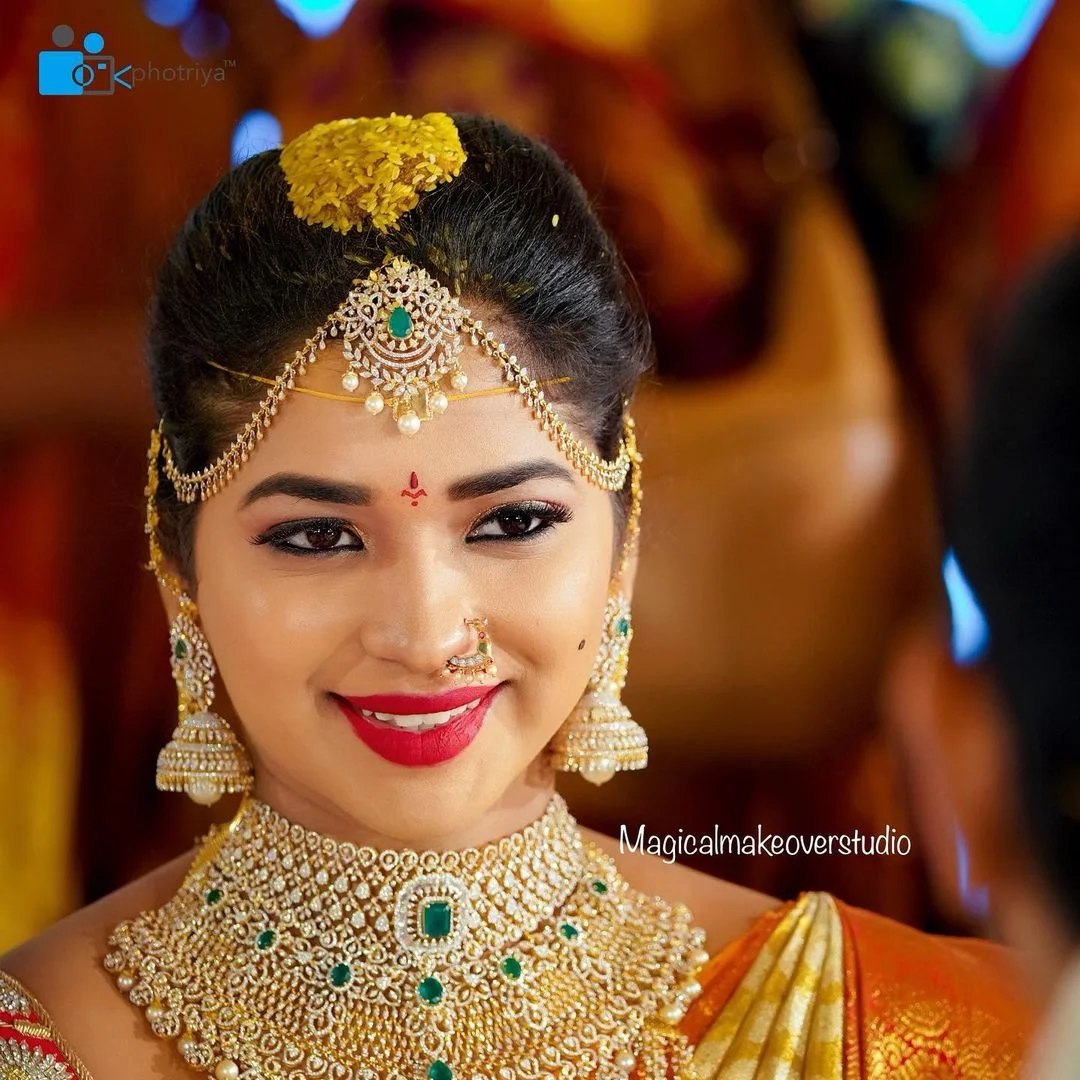 south indian bride wearing diamond matha patti