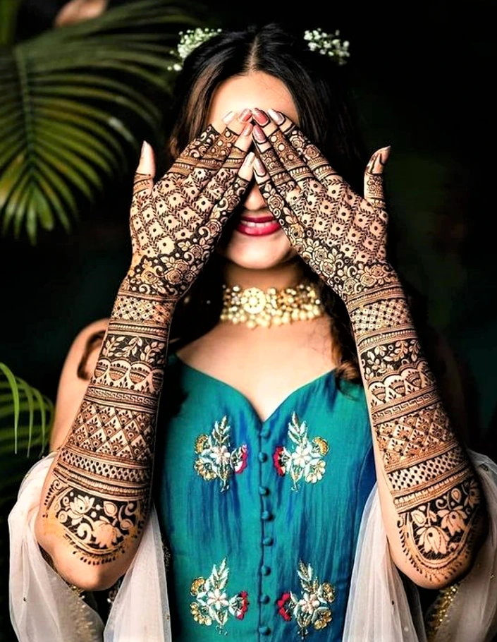 beautiful and stylish full back hand mehndi design for bride