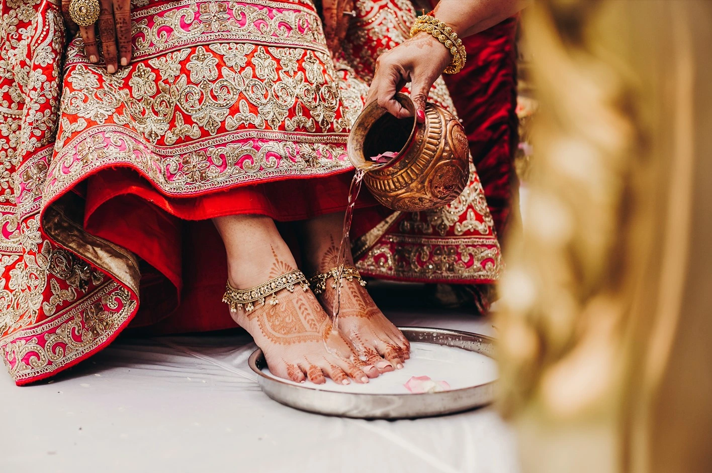 bride wearing beautiful and trendy golden kundan and pearl anklet