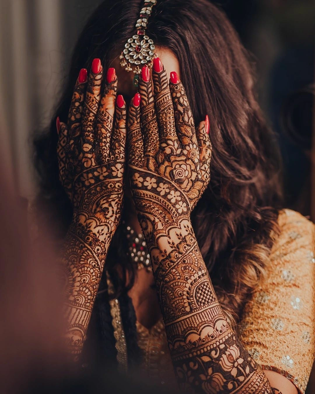 bride showing her beautiful back hand mehndi design