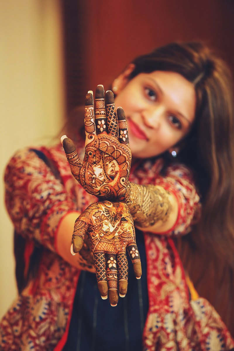 joining hands mehndi poses for bride