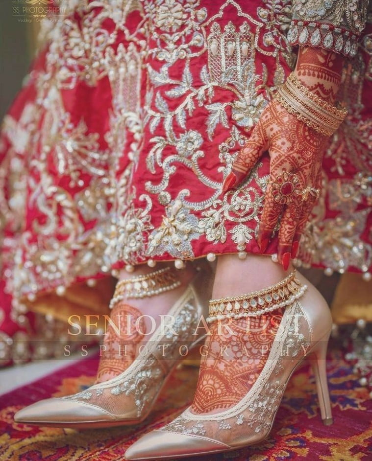 bride wearing fancy kundan and pearl anklet